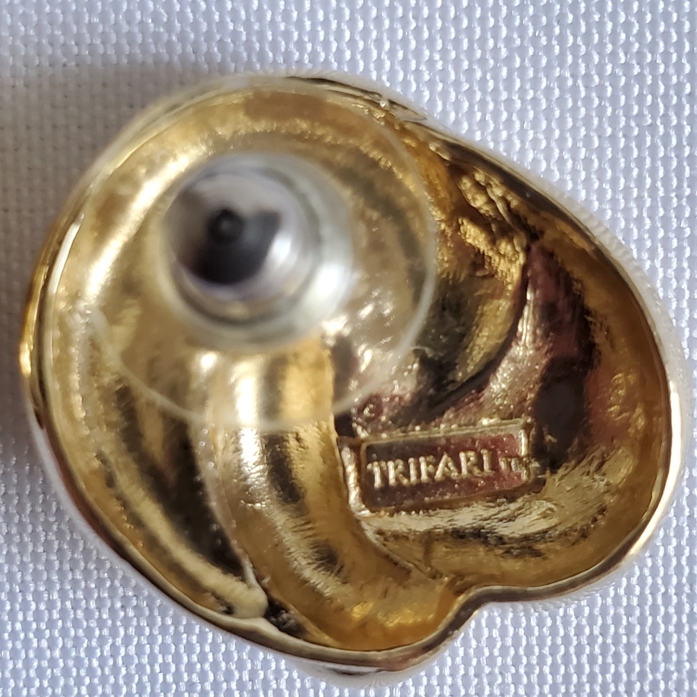 Trifari Gold-ToneVintage Earrings Pierced - Picture 9 of 9